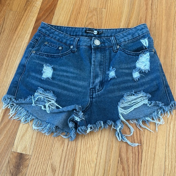 Boohoo Pants - BOOHOO Ripped Jean Shorts, Size 6